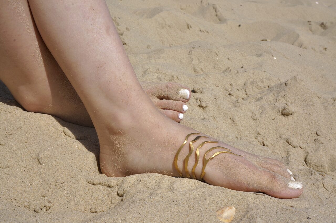Jewellery mimics bodily stretch marks